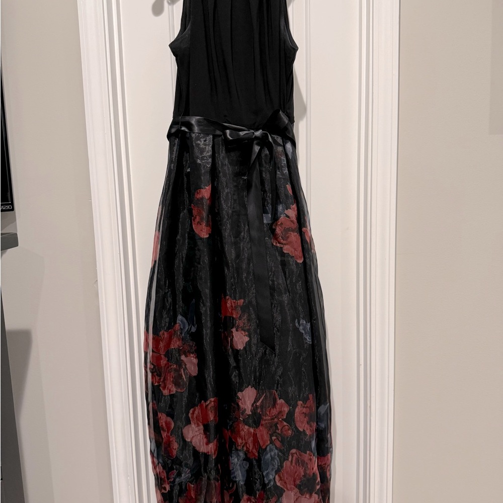 Size 10 formal dress worn twice. I am 5’6” and 185lbs and it fit like a glove.